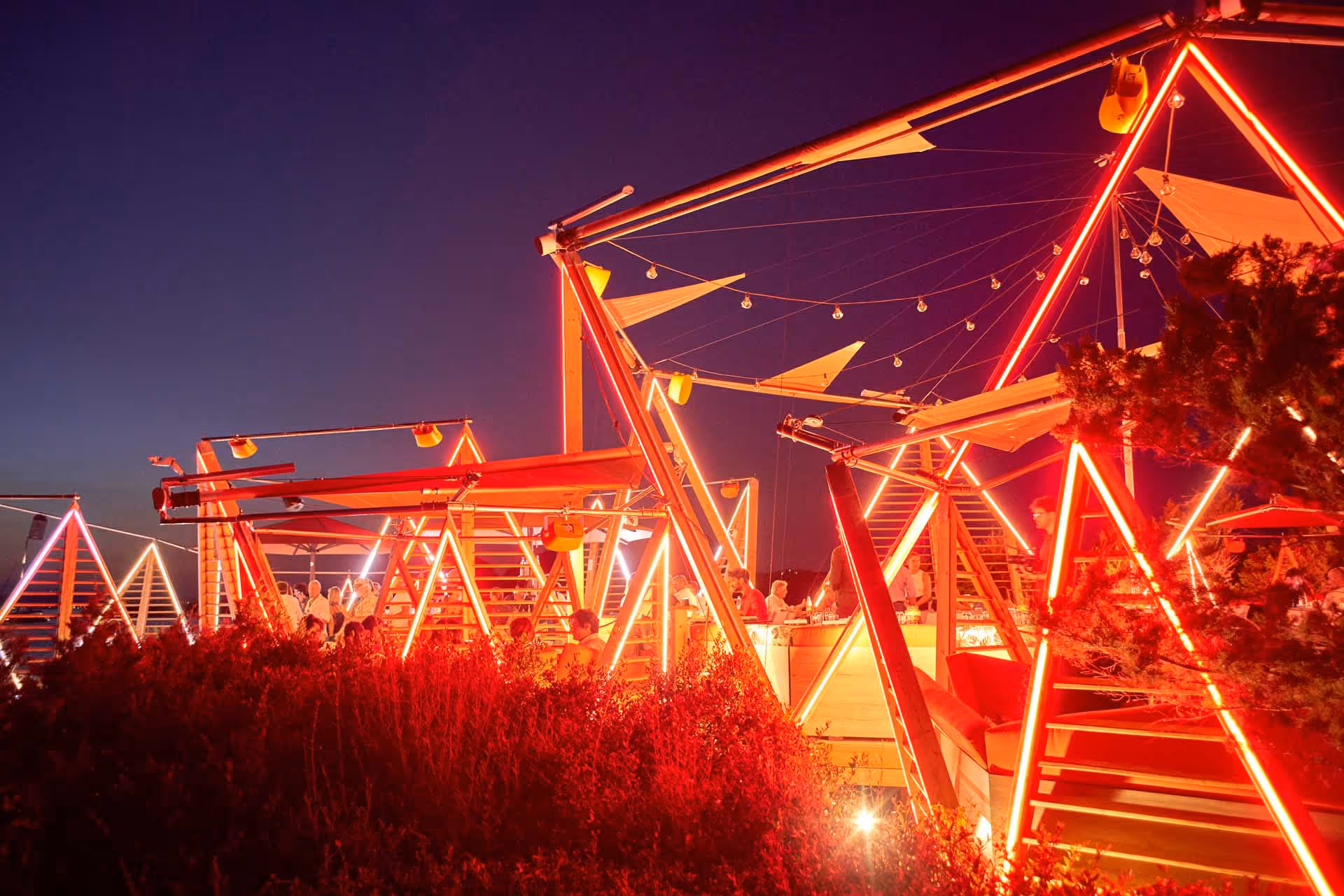 Detailaufnahme der SunSquare Segelstruktur – präzise Technik in mediterranem Ambiente.