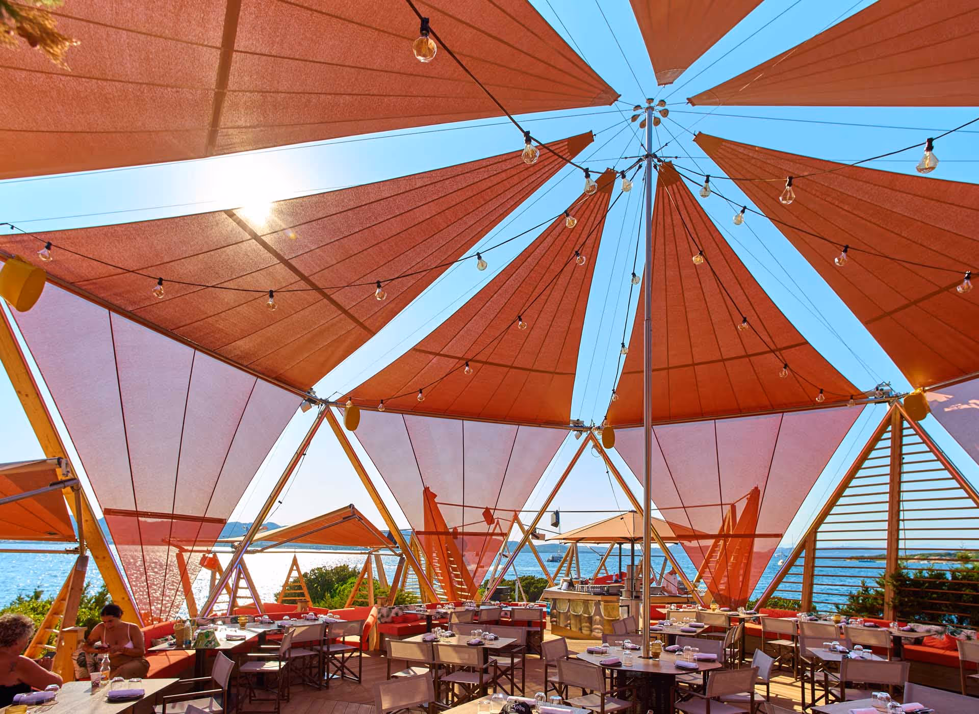 Blick auf die Segelanlage im Cone Club – harmonisch eingebettet in die Natur der Costa Smeralda.