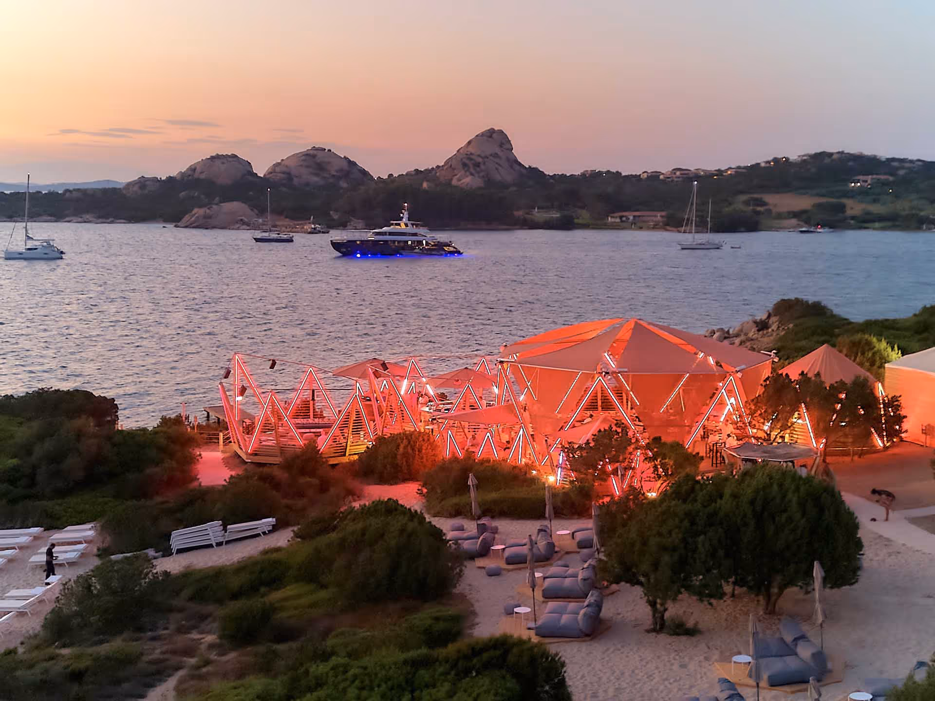 Fotograf Oliver Brenneisen fängt die beeindruckende Wirkung der SunSquare Anlage im Cone Club ein.