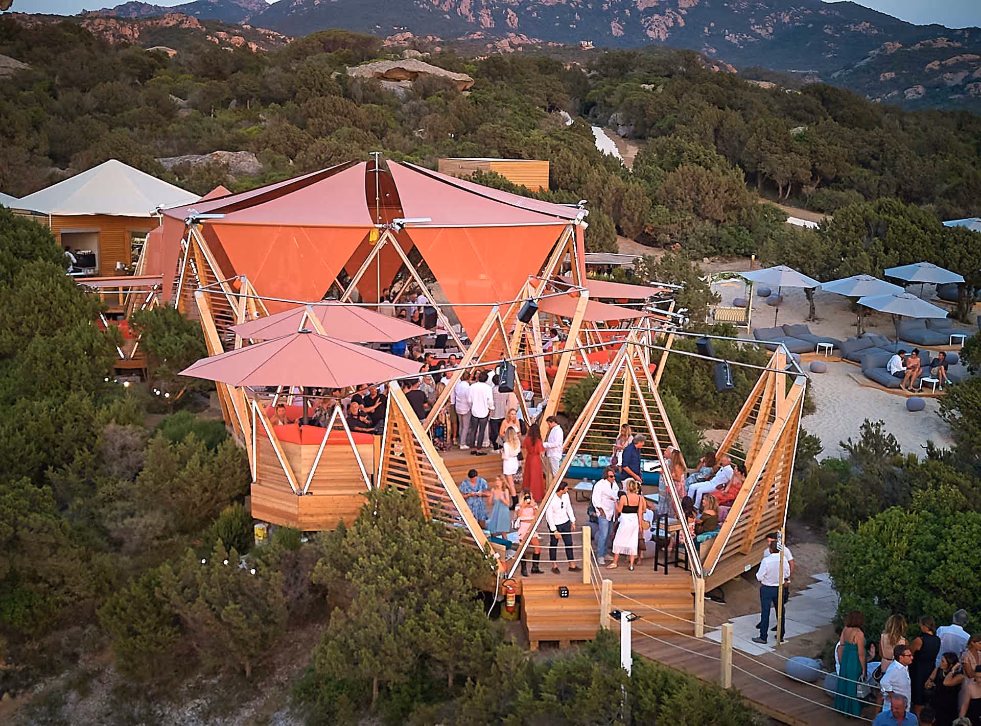 Fotograf Oliver Brenneisen fängt die beeindruckende Wirkung der SunSquare Anlage im Cone Club ein.