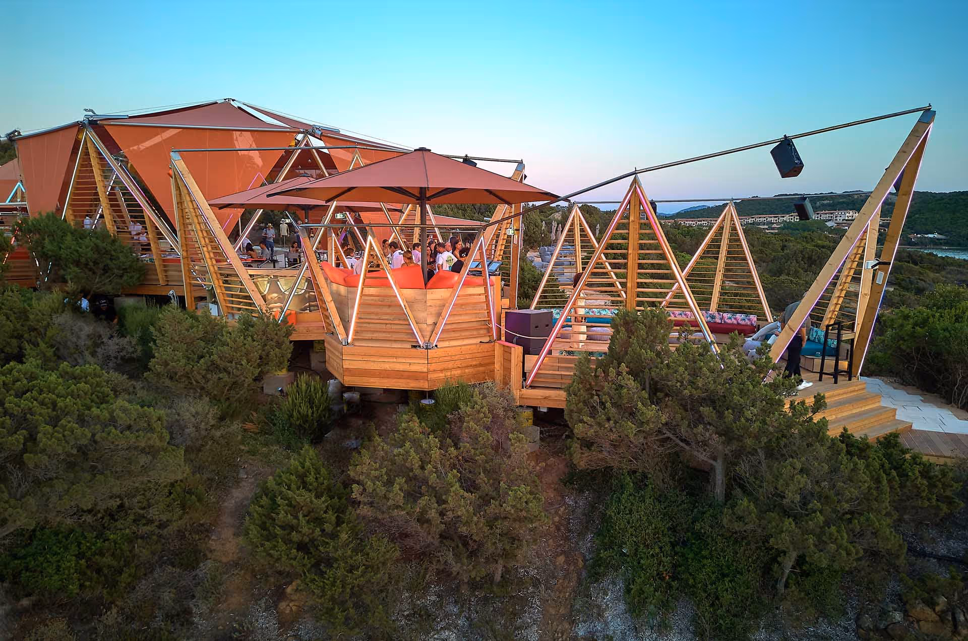 Architektonisches Highlight: SunSquare Sonnensegel als Teil des visionären Clubkonzepts.