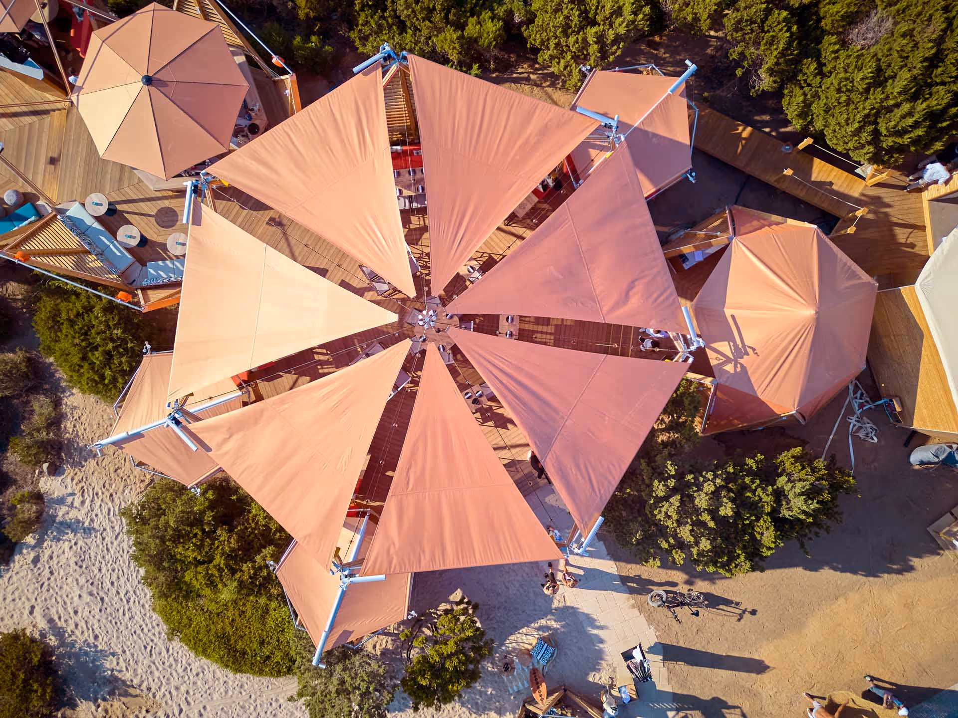 SunSquare Sonnensegelanlage im Cone Club Sardinia – schwebende Leichtigkeit über exklusivem Outdoor-Bereich.