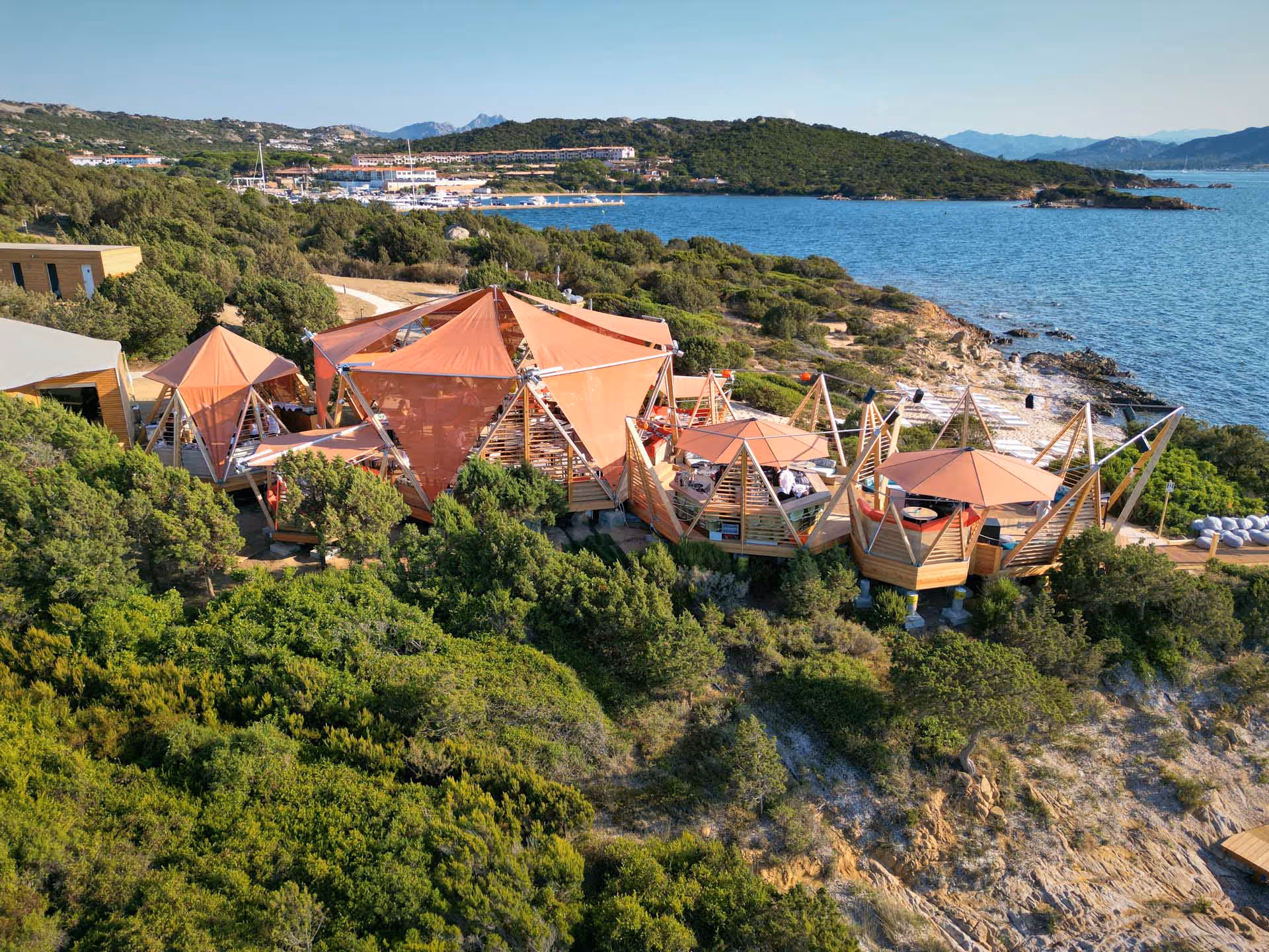 Design trifft Funktion: textile Architektur von SunSquare als zentrales Gestaltungselement im Cone Club.