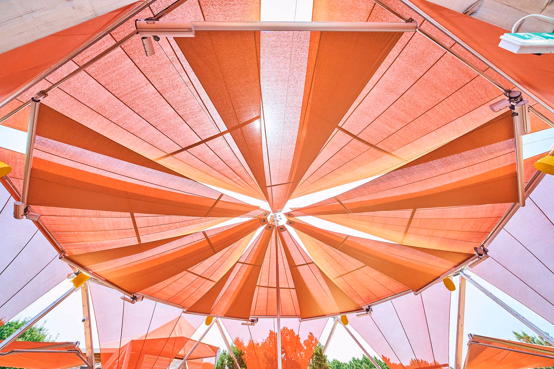 Hier sieht man die Segelerweiterung, die 2022 durchgeführt wurde um die Schlitze zu schließen.