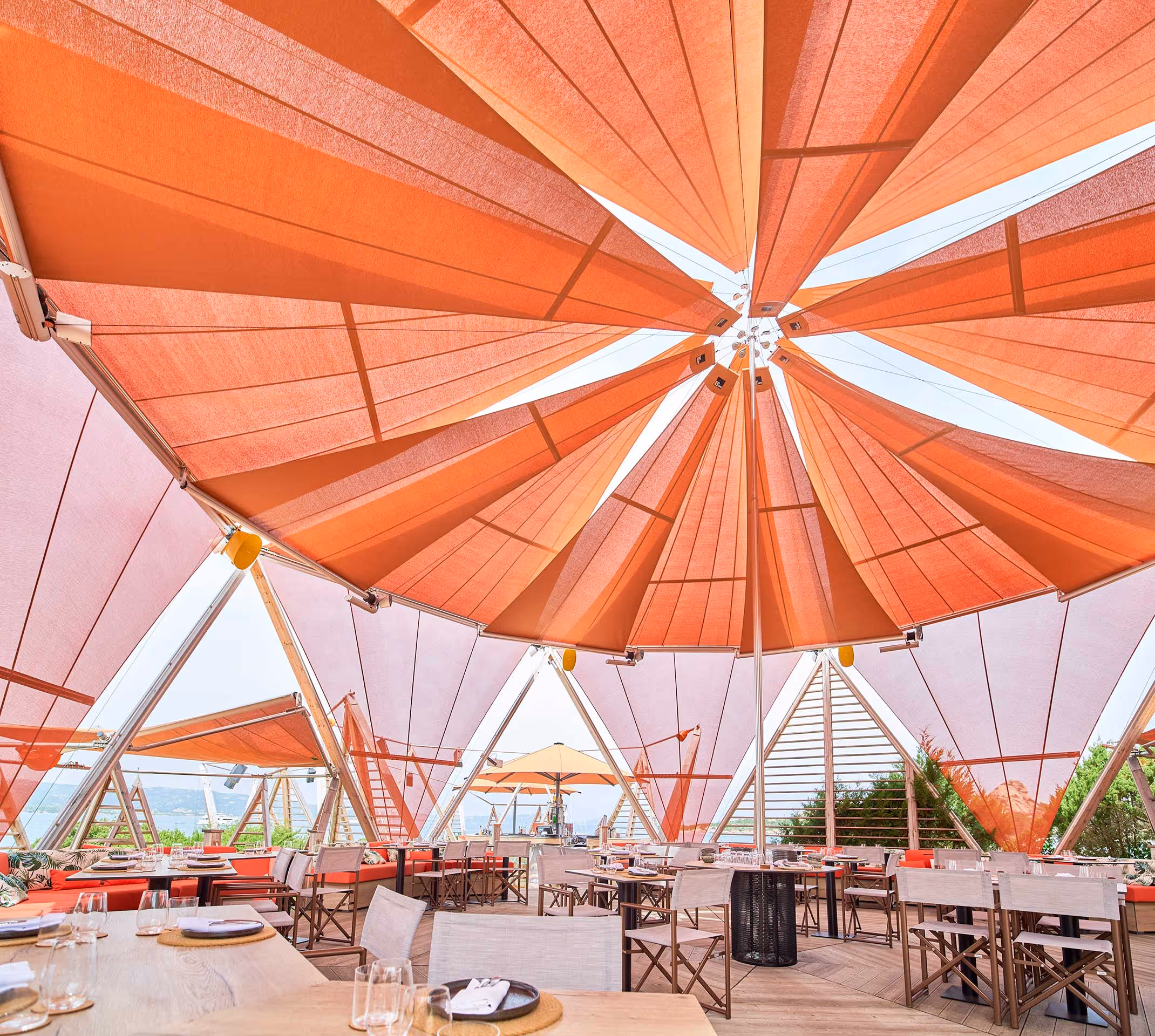 Hier sieht man die Segelerweiterung, die 2022 durchgeführt wurde um die Schlitze zu schließen.