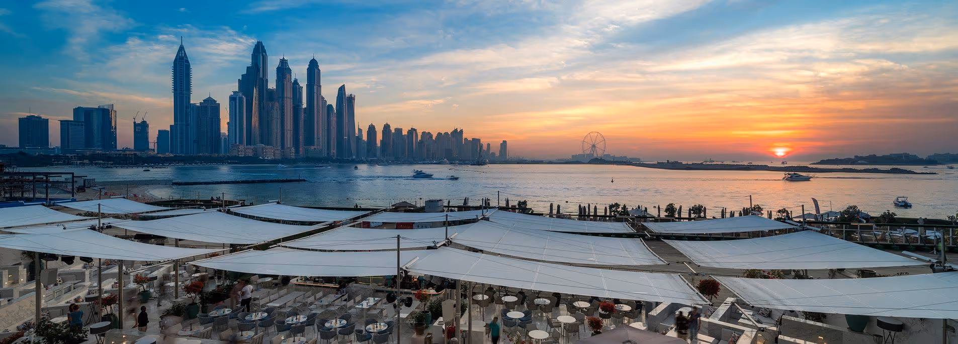 SunSquare Sonnensegel als architektonisches Highlight direkt am Wasser der Palm Jumeirah.