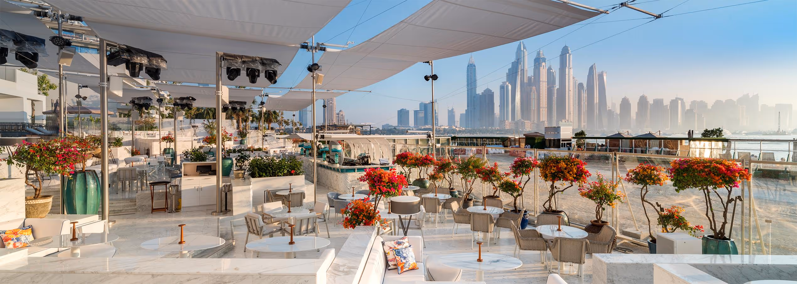 Großflächige Beschattung für die Küstenterrasse – SunSquare Technik trifft auf modernes Design.