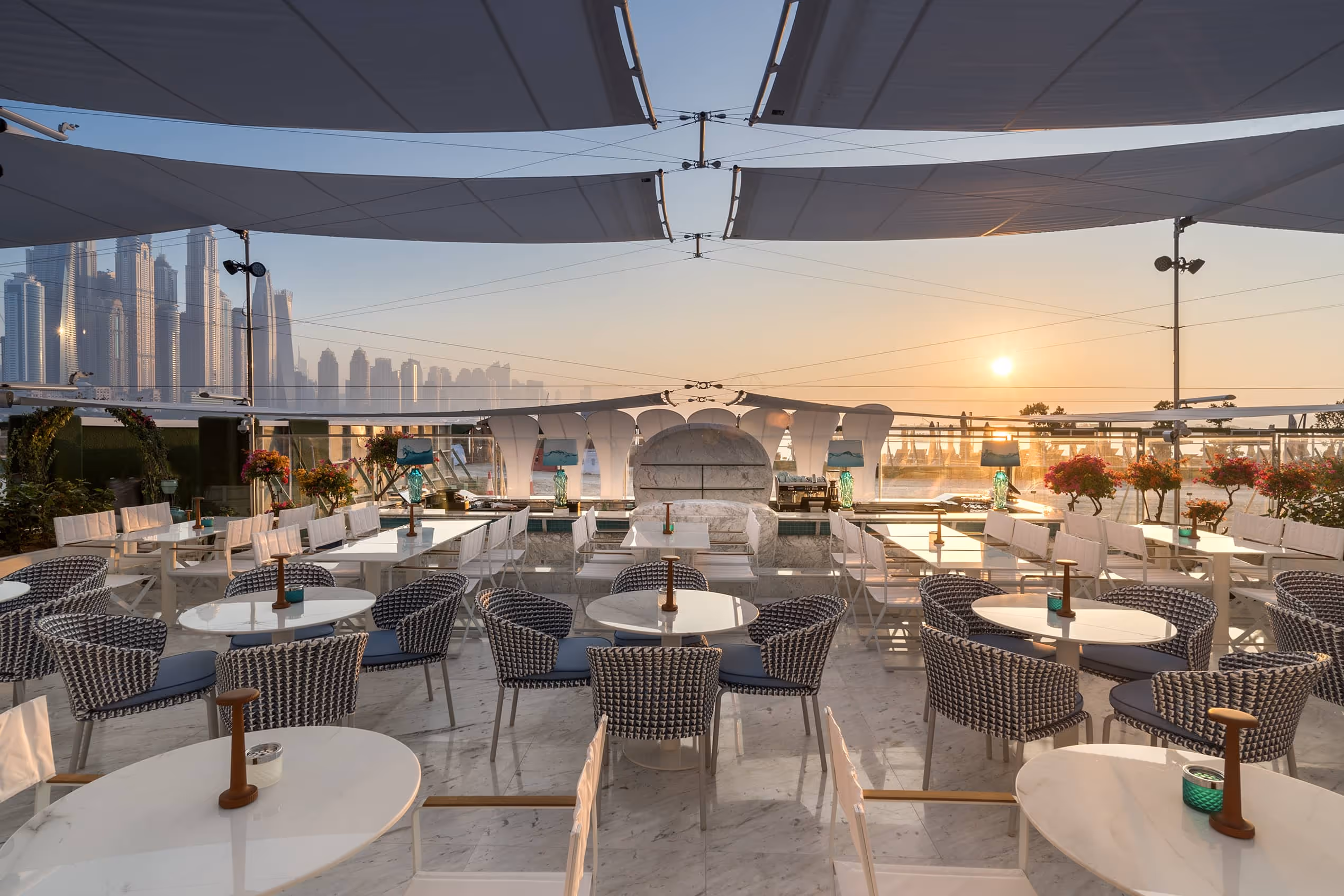 Elegante textile Überspannung mit „fliegenden“ Stützen – minimaler Eingriff in die Architektur.