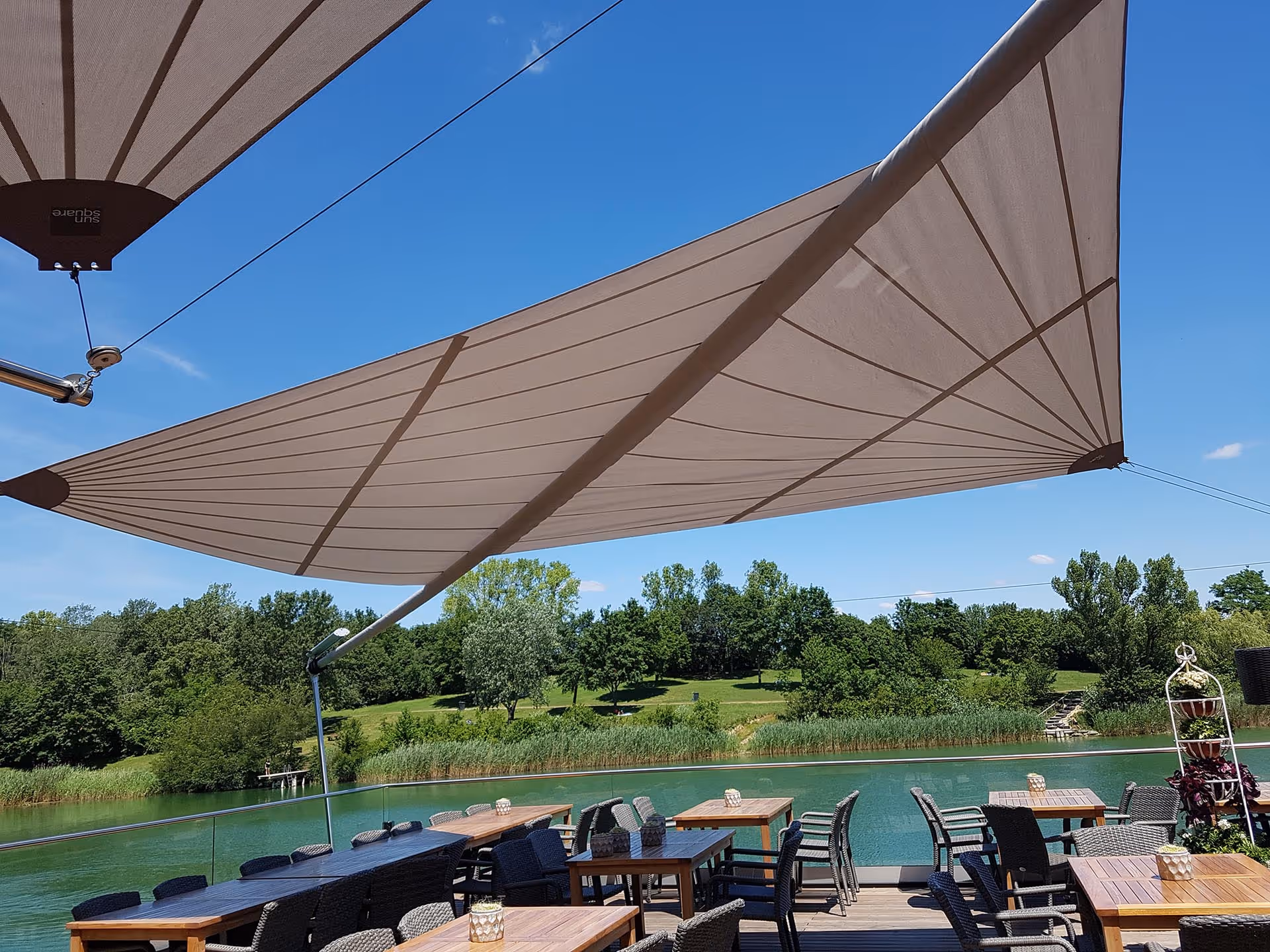 Stimmungsvolle Atmosphäre unter den SunSquare Segeln – direkt am idyllischen Schotterteich.