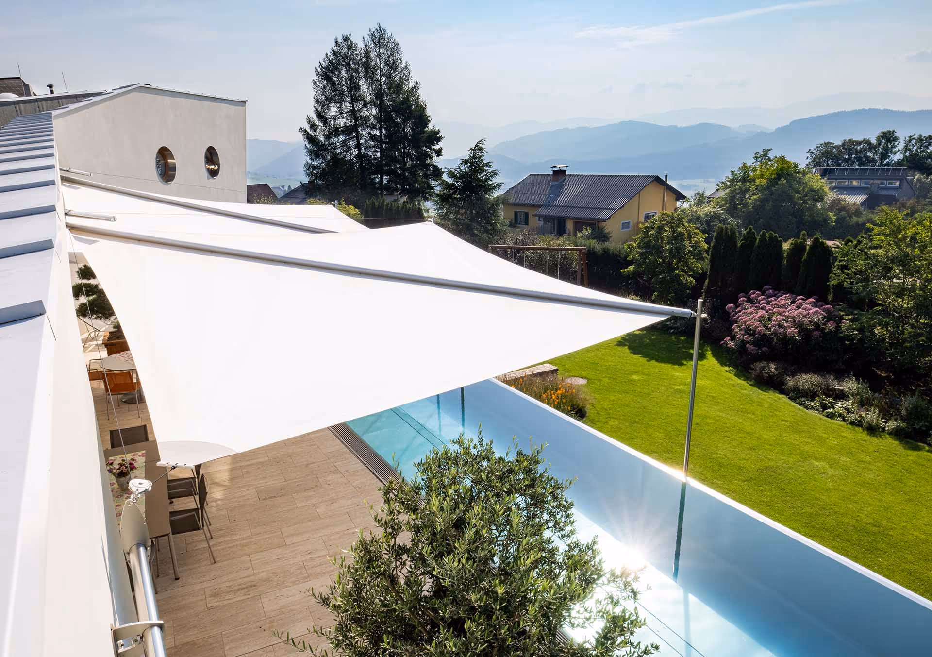 Blick von der anderen Seite auf die beiden Anlagen - Schattenwurf zu erkennen.