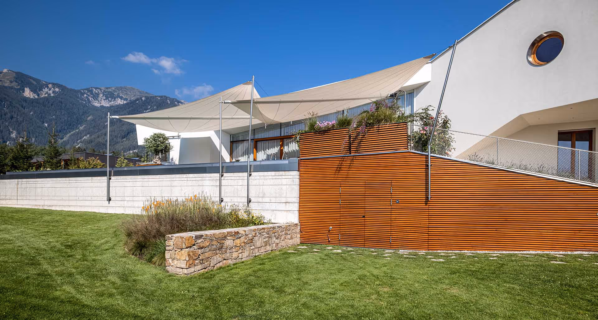 Architektonisch integrierte Sonnensegelanlage – harmonisch abgestimmt auf das Gebäude.