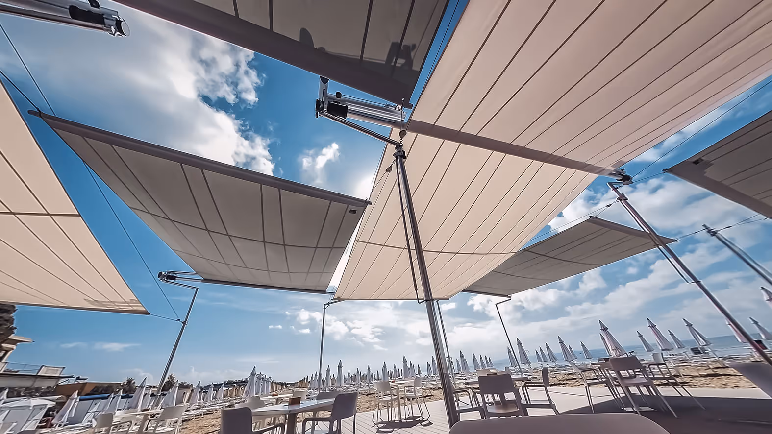 Textile Architektur trifft Geschichte – SunSquare Segel fügen sich nahtlos in das Ambiente des Antiche Terme ein.