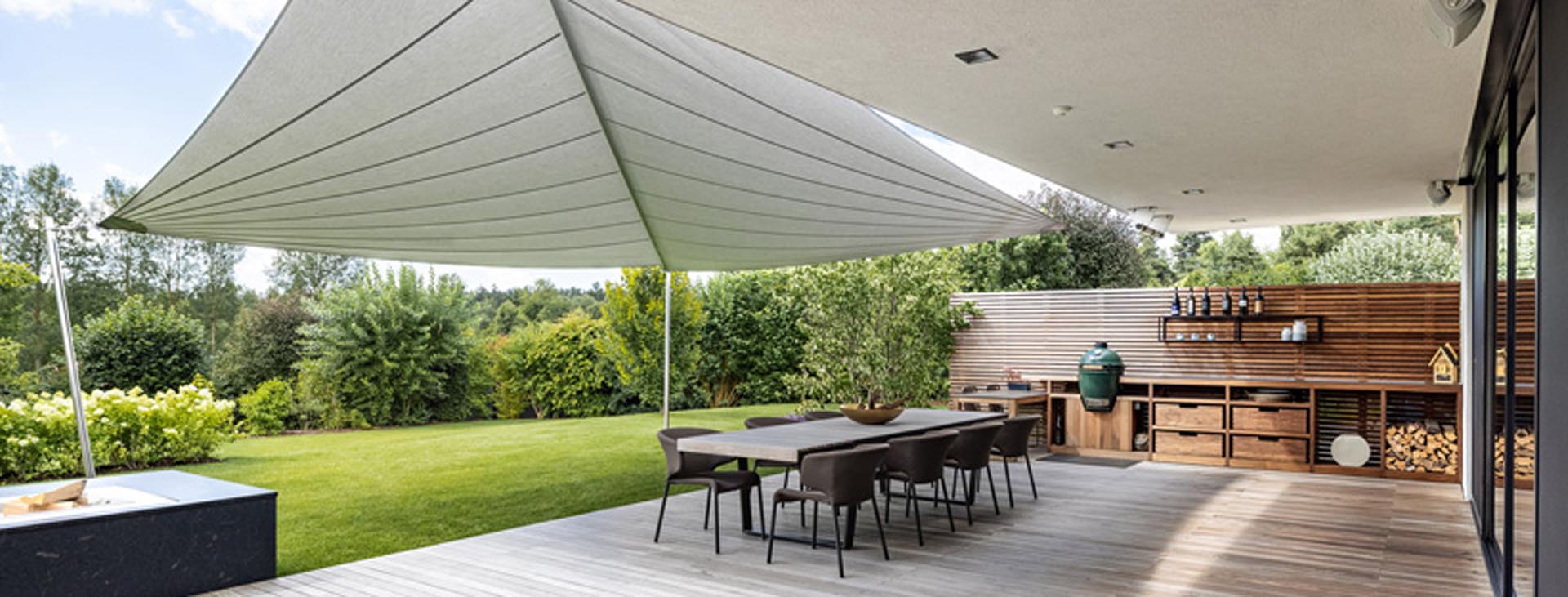 Outdoor-Küche unter den SunSquare Segeln – Wohngefühl im Freien bei jedem Wetter.