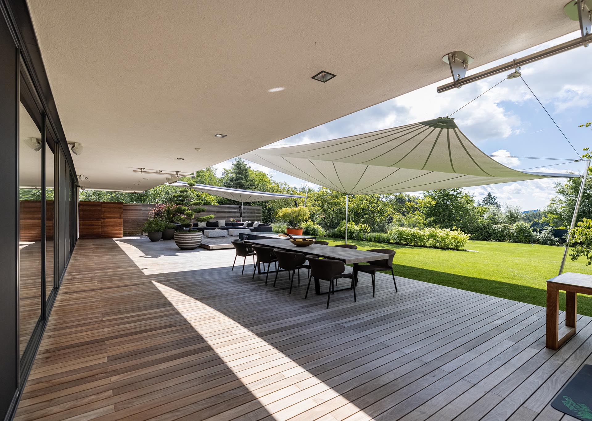 Elegante Beschattung für die Outdoor-Küche – funktional und ästhetisch zugleich.