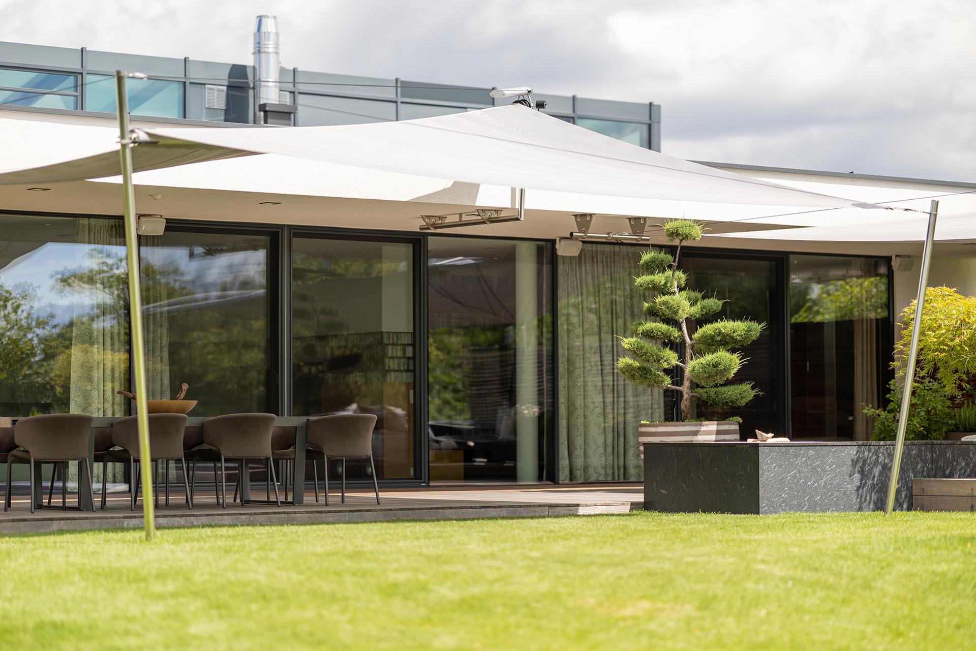 SunSquare Segel schützen Glasflächen und verbessern das Raumklima im Innenbereich.