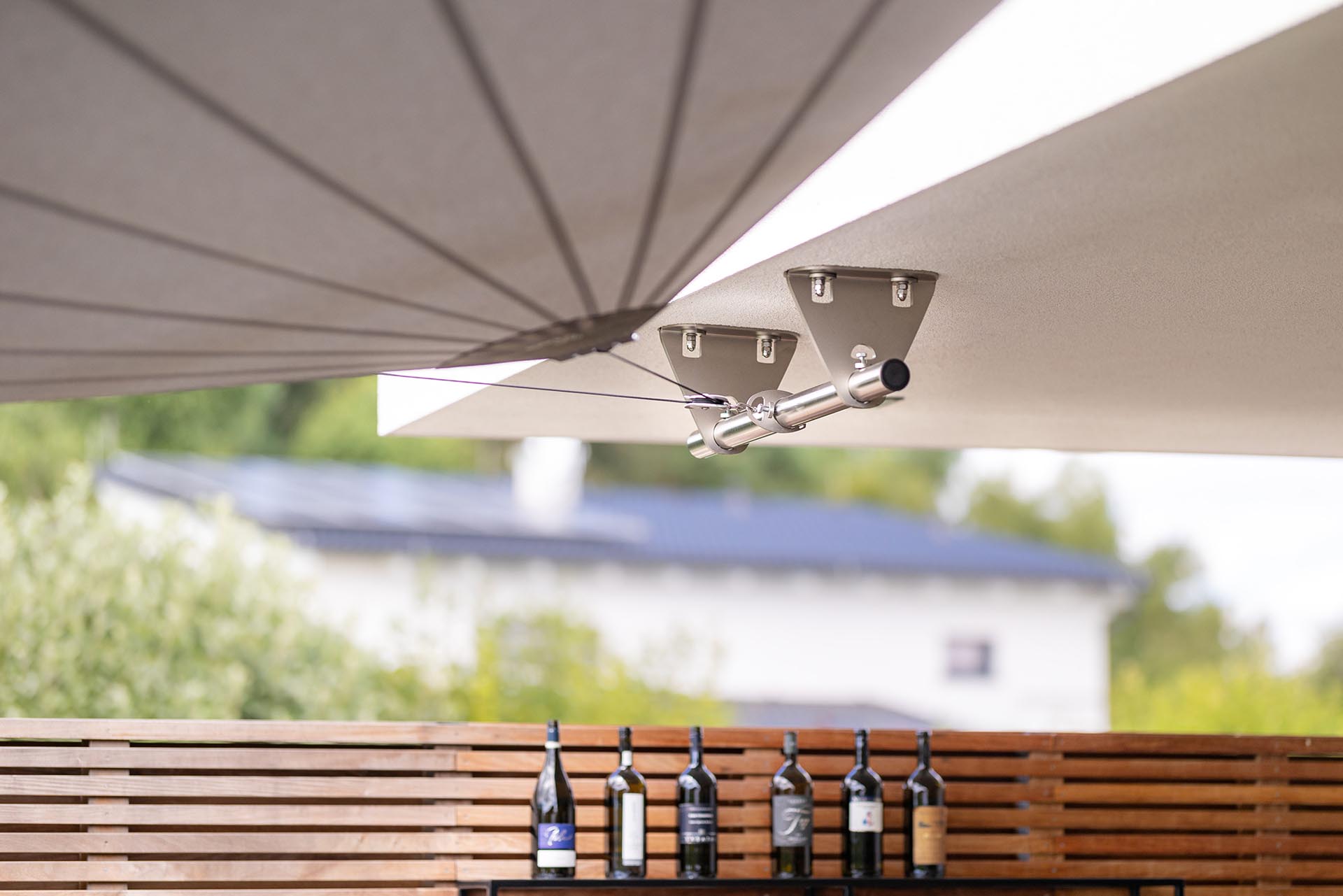 SunSquare Kompensator-Anlage mit 41 m² Tuchfläche im stilvoll gestalteten Gartenbereich.