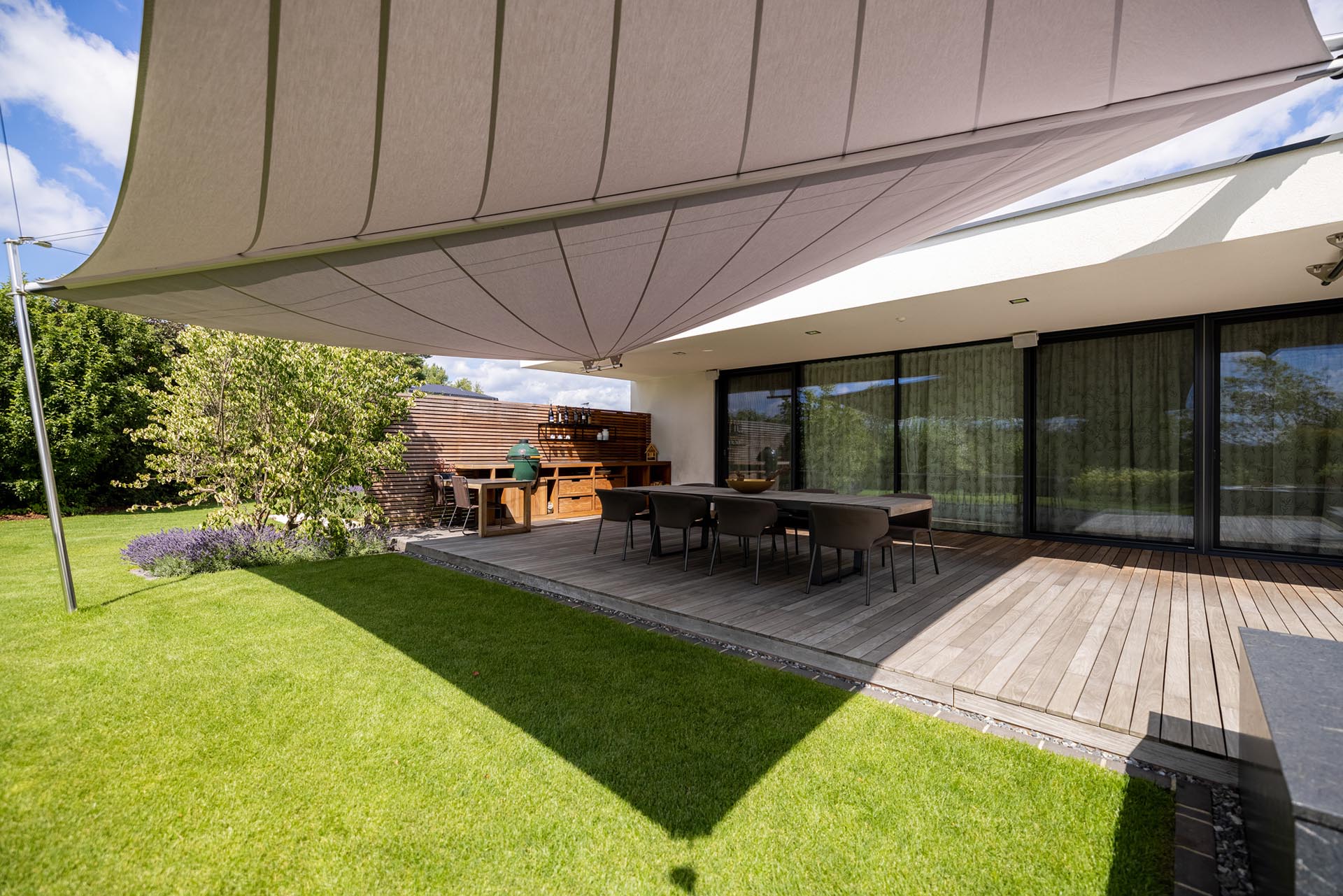 Stimmungsvolle Abendaufnahme mit indirekter Beleuchtung unter den Segeln.