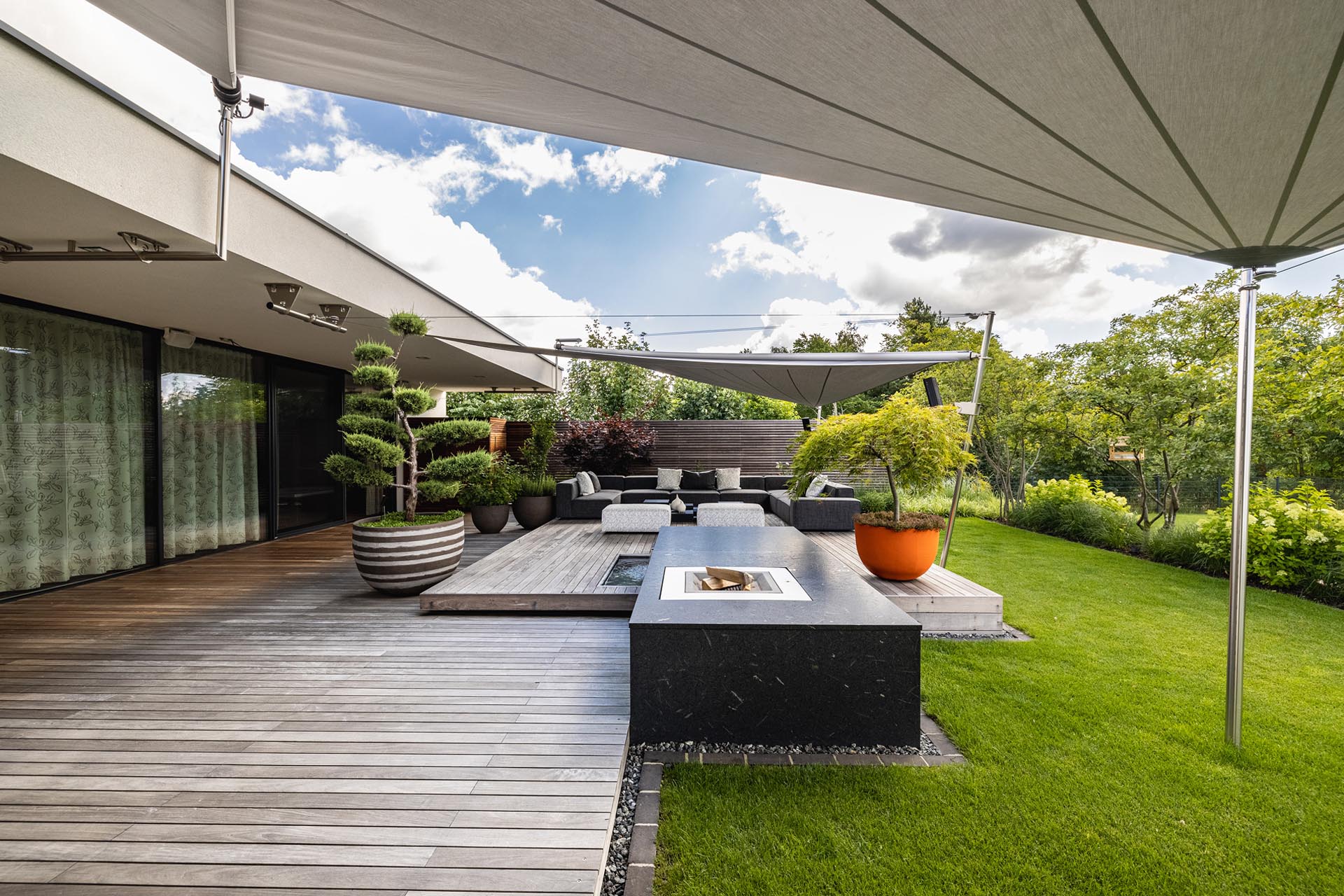 Die SunSquare Segel schaffen fließende Übergänge zwischen Innen- und Außenraum.