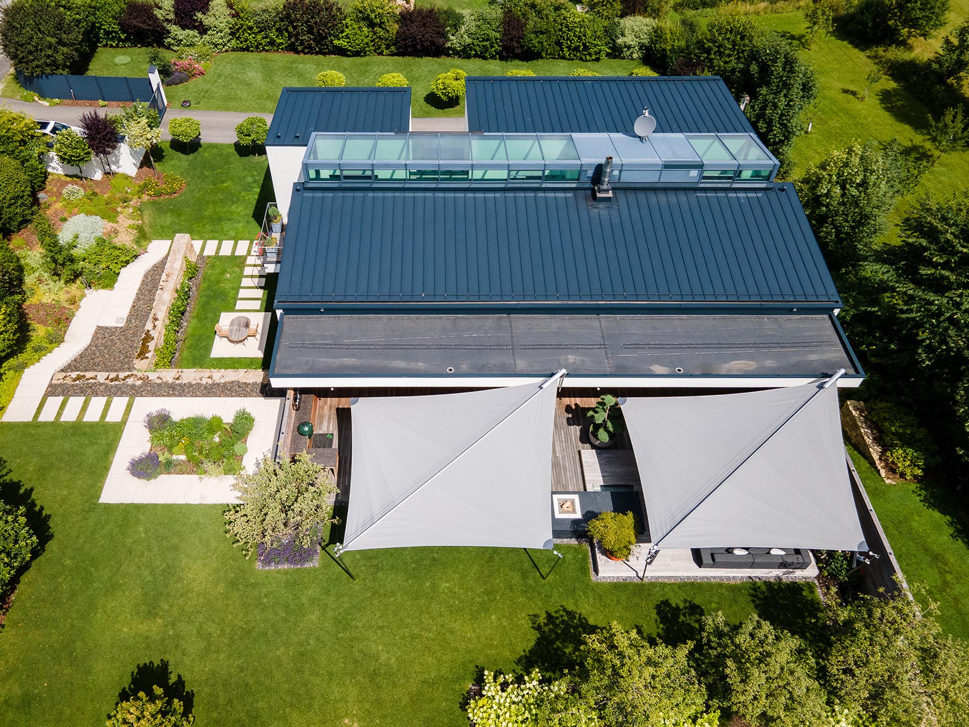 Blick auf die textile Architektur im Garten – harmonisch integriert in das Design von Kramer & Kramer.