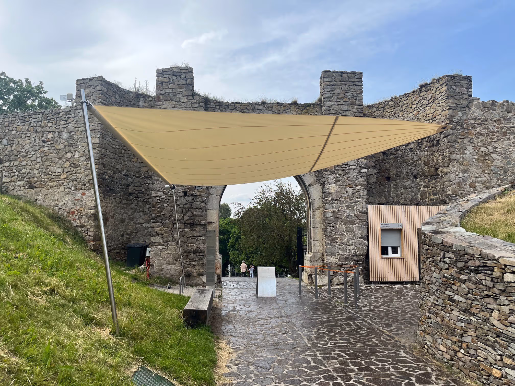 Schatten und Schutz vor Regen für die Besucherinnen und Besucher der Burg in der Slowakei.
