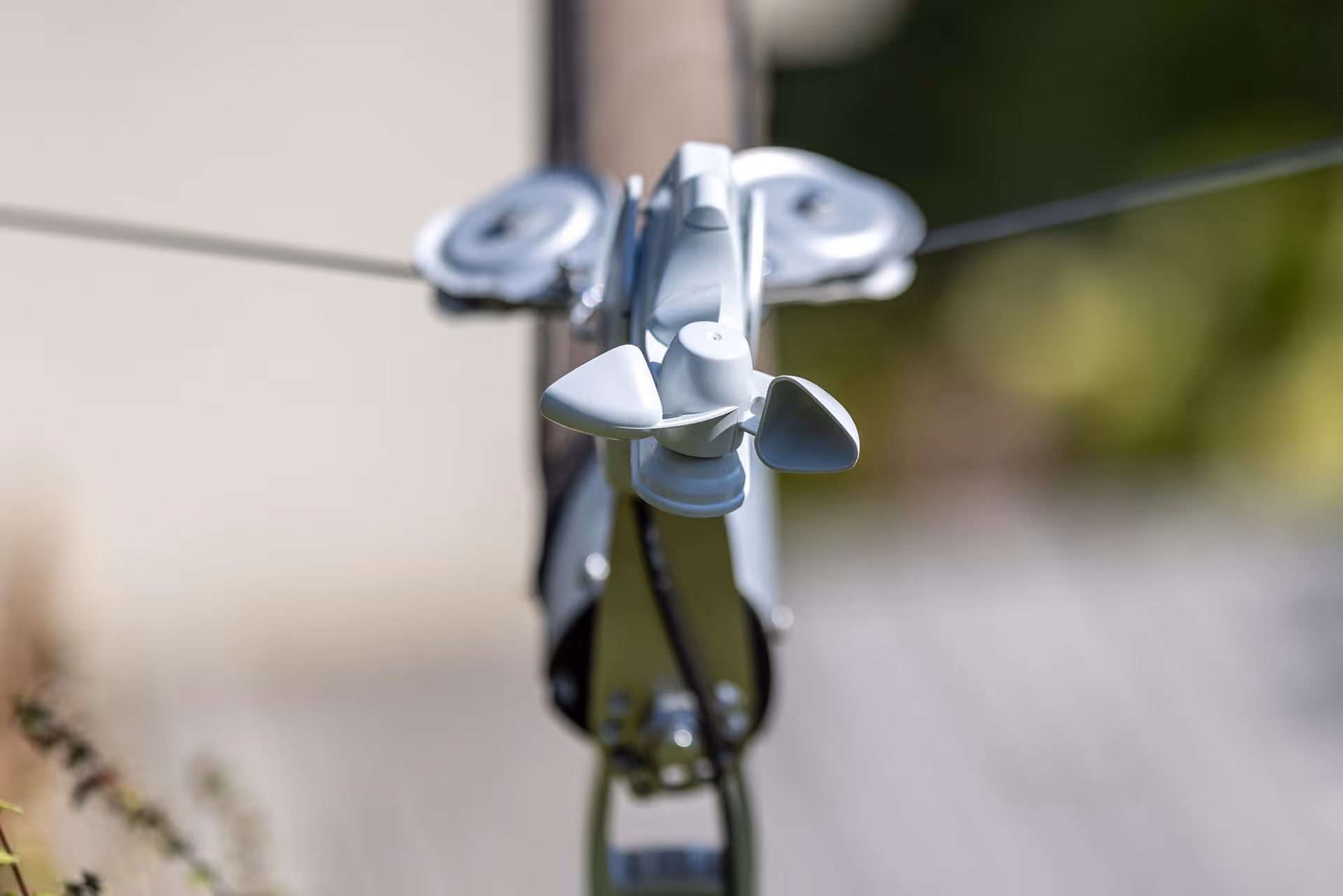 Detailaufnahme der Segelspannung – präzise Technik für optimalen Schattenwurf.