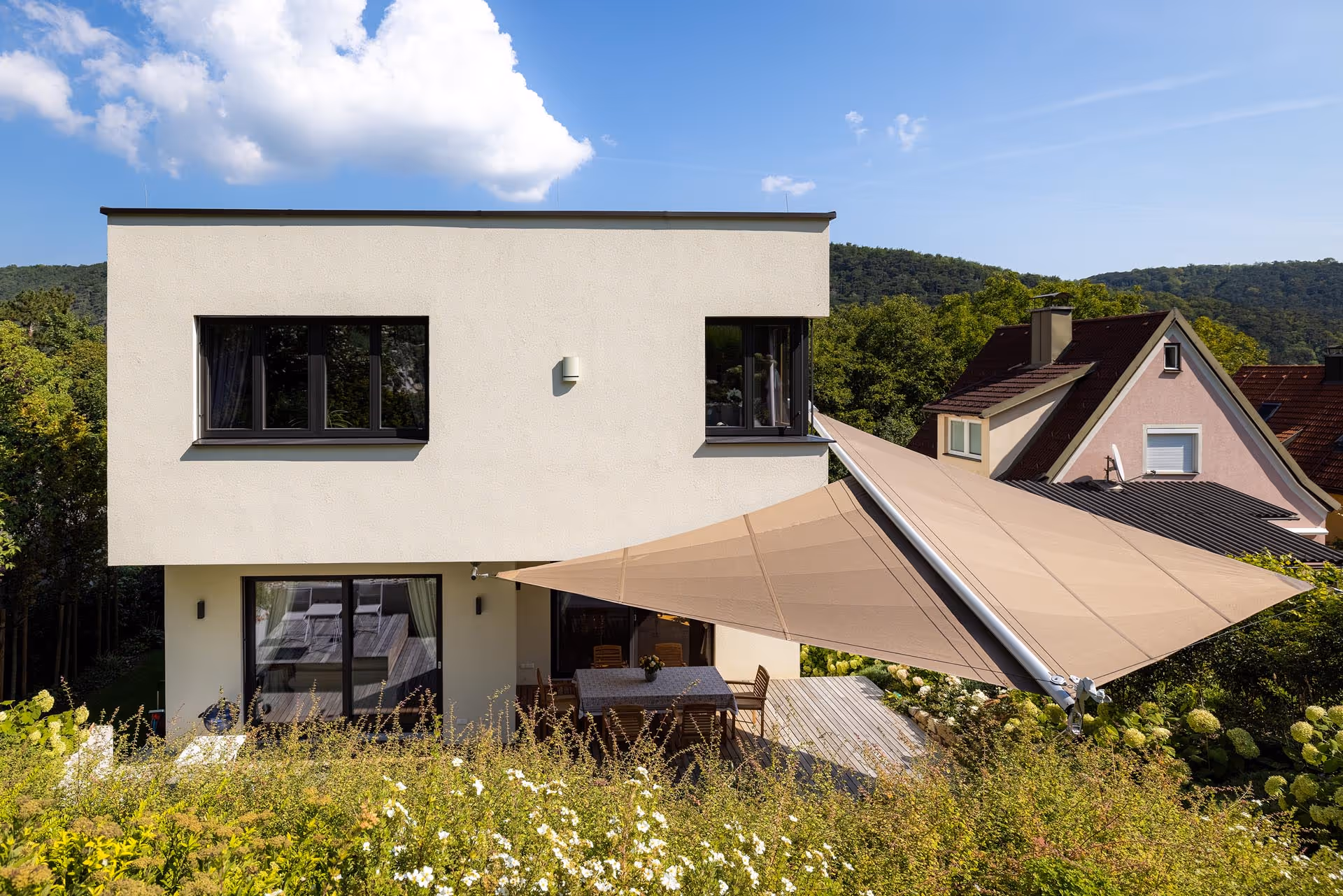 SunSquare Anlage integriert sich harmonisch in die moderne Gebäudestruktur.