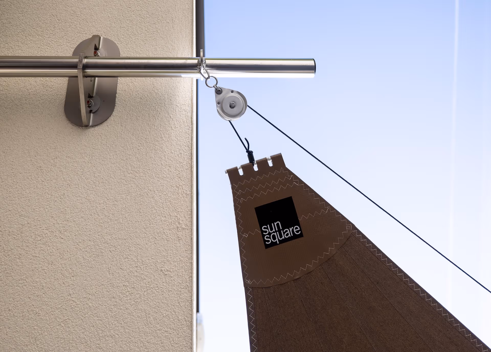 SunSquare Segel als gestalterisches Element im Außenbereich – reduziert Hitzeentwicklung.