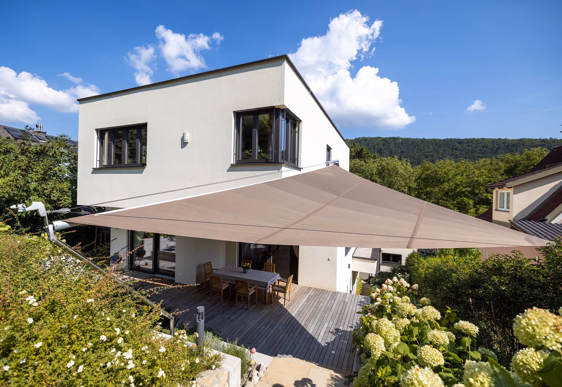 SunSquare Anlage integriert sich harmonisch in die moderne Gebäudestruktur.