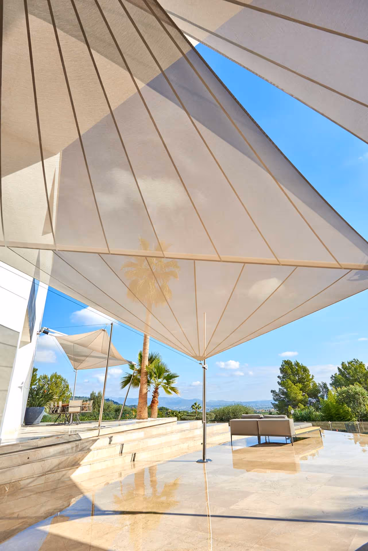 Sonnenschutzlösung mit drei SunSquare-Sonnensegeln in Spanien