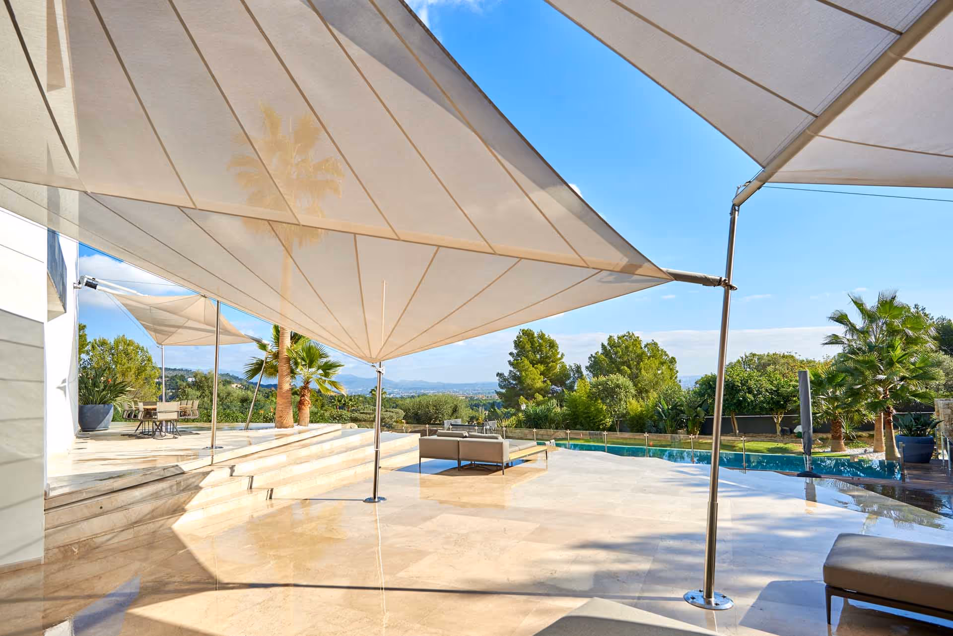 Moderne Villa mit Pool und motorisierten SunSquare-Segelanlagen