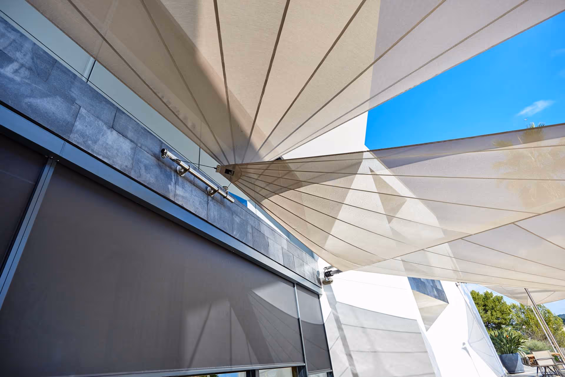 Motorisierte SunSquare-Segel spenden Schatten auf Marmorterrasse