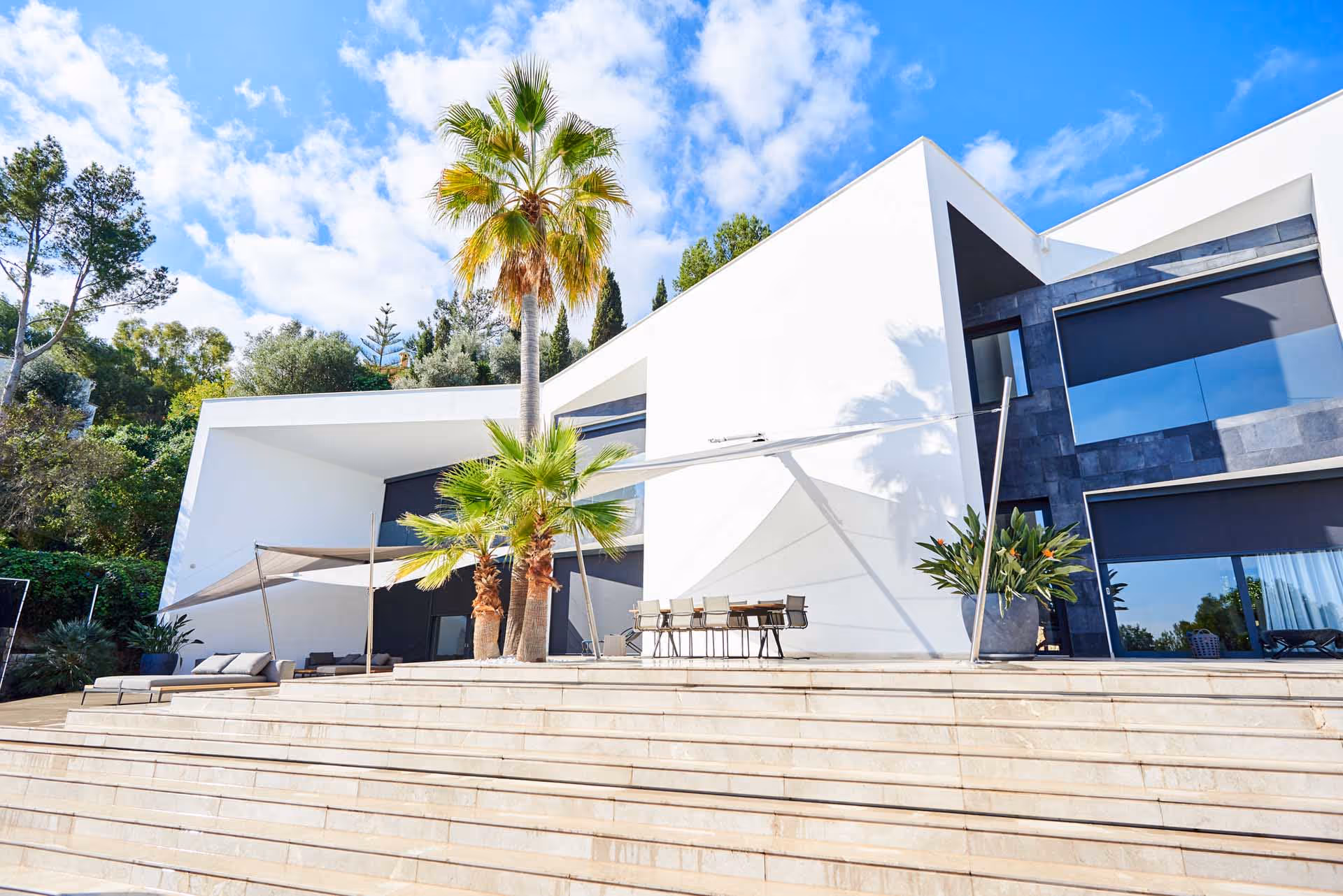 Beschattungssystem von SunSquare mit Acrylgewebe für Poolterrasse