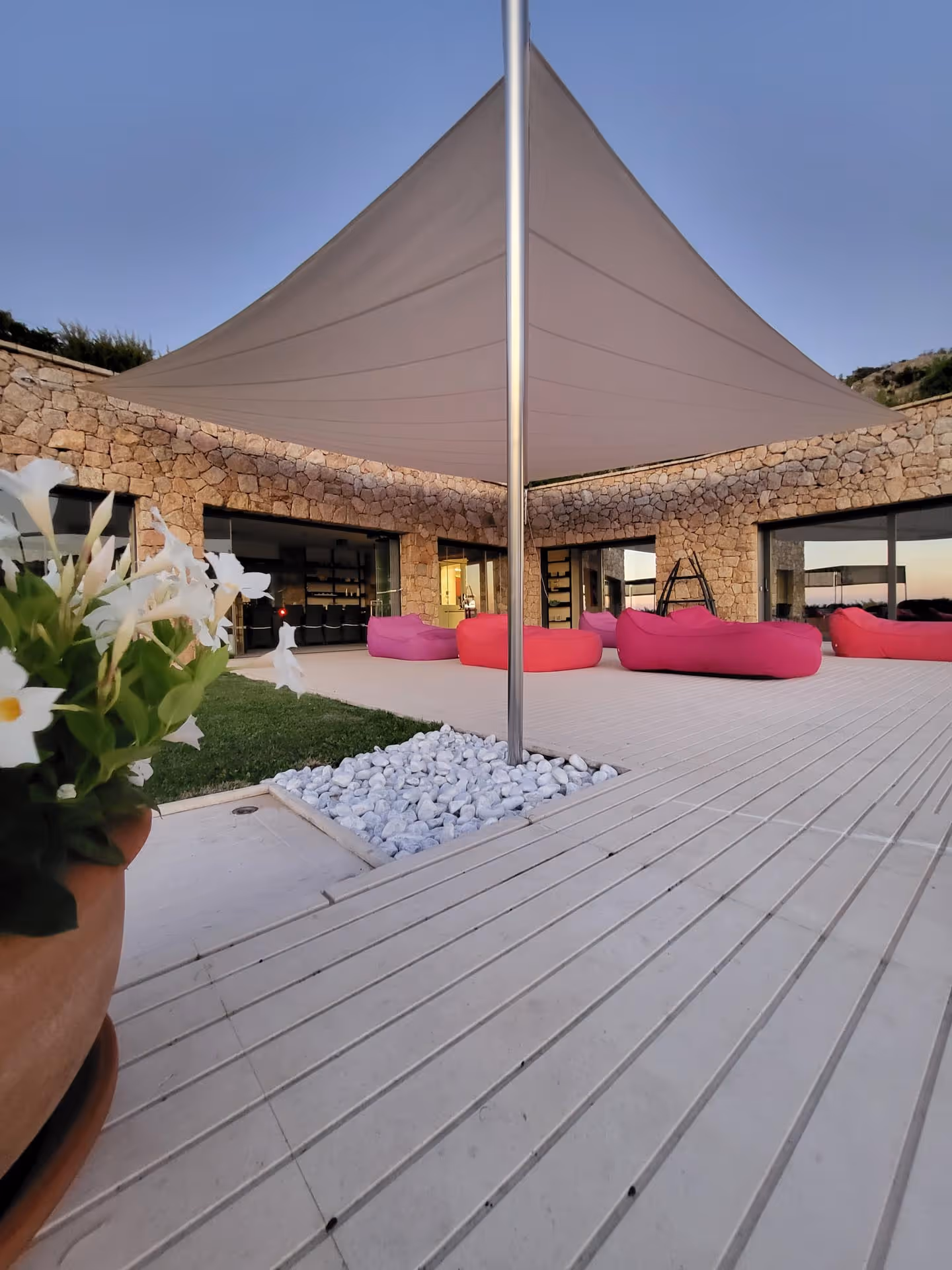 Elegante Kompensatoranlage von SunSquare am Pool mit Panorama