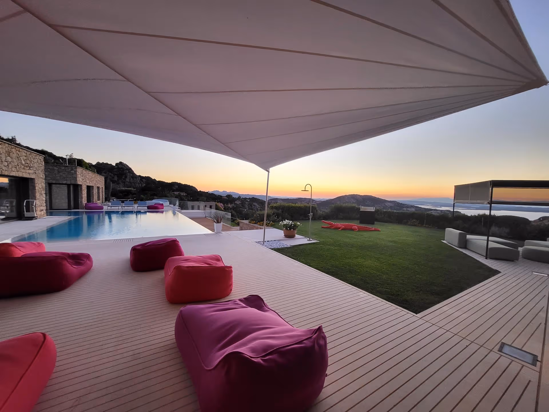 Moderne Villa auf Sardinien mit SunSquare-Beschattungssystem