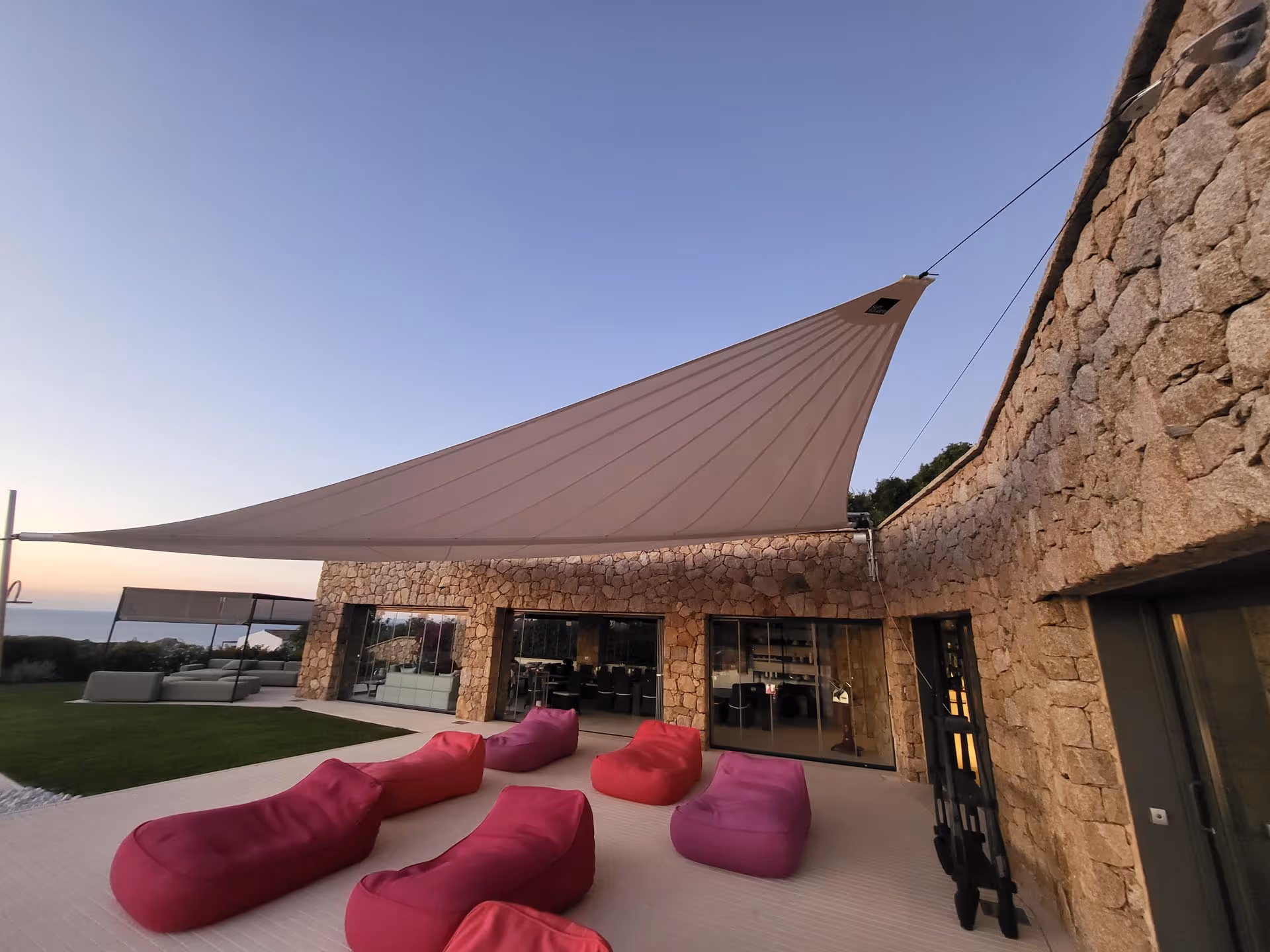 Elegante Kompensatoranlage von SunSquare am Pool mit Panorama