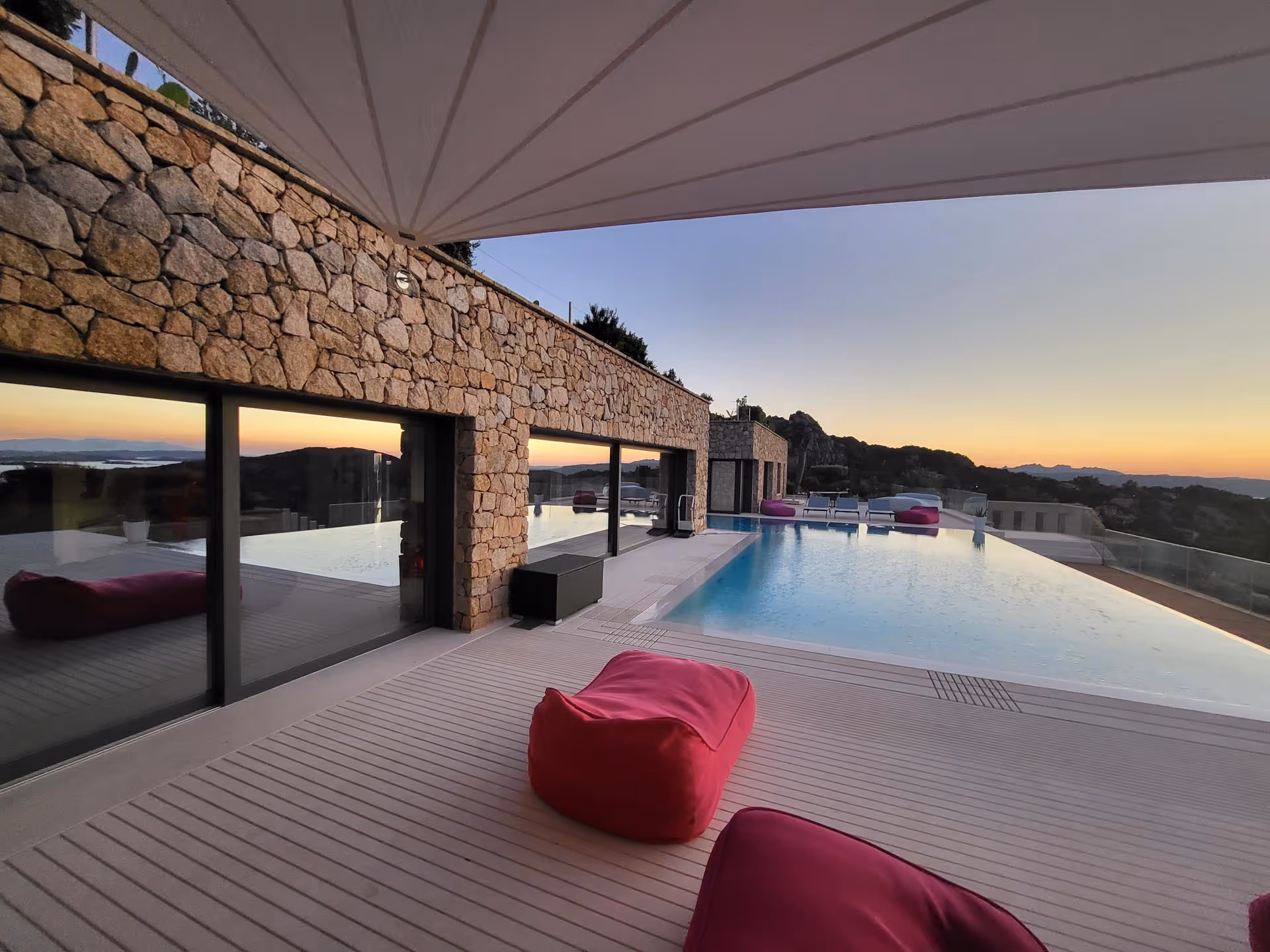 55 m² SunSquare-Segel in Dickson Orchestra für luxuriöse Außenfläche