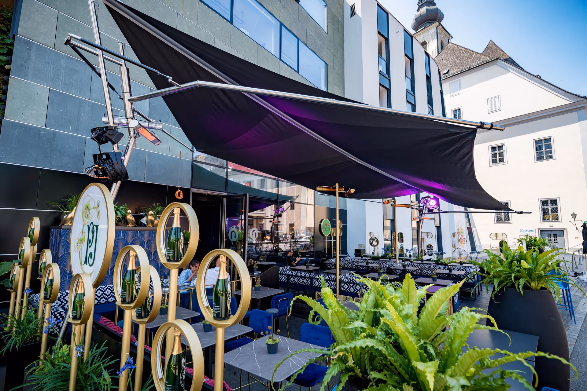 Maßgefertigtes SunSquare-Segel für NUBA Linz – mehr Aufenthaltsqualität im Außenbereich