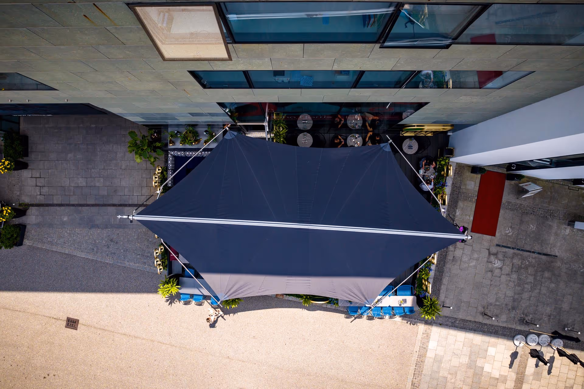 Mehr Umsatz durch längere Verweildauer – SunSquare-Beschattung für Gastronomie-Terrassen
