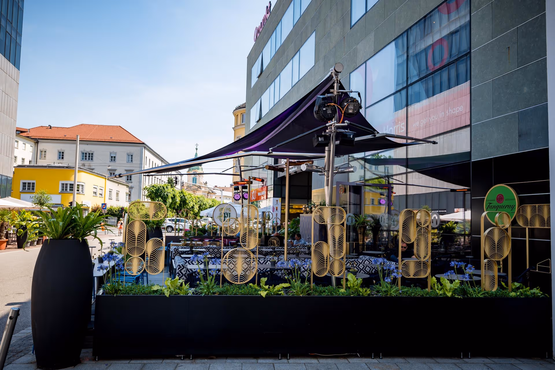Gastronomie-Terrasse mit SunSquare-Sonnensegel: Schutz vor Sonne, Regen und Wind