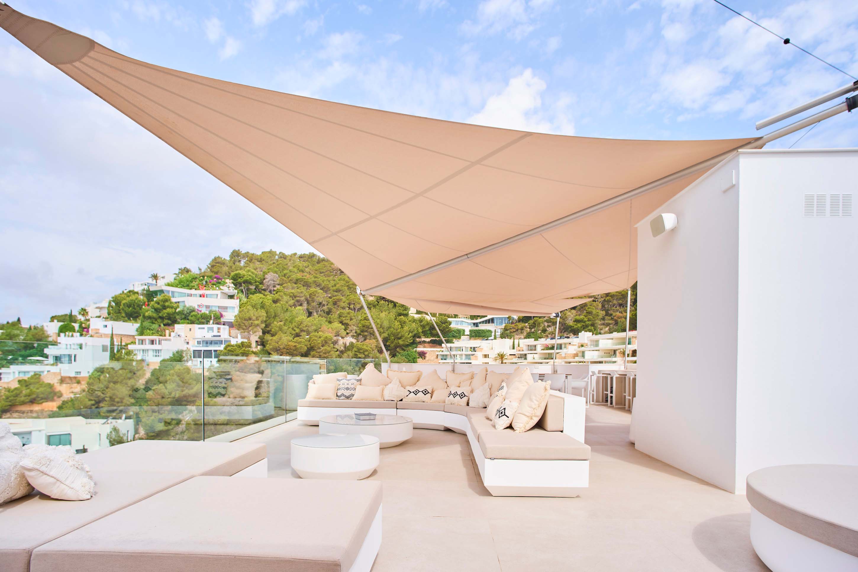 Several SunSquare models protect the rocking roof terrace on the Mediterranean Sea from overheating. Three SQK-I systems and a rectangular sail system on both sides were built with Soltis 92 sail material.