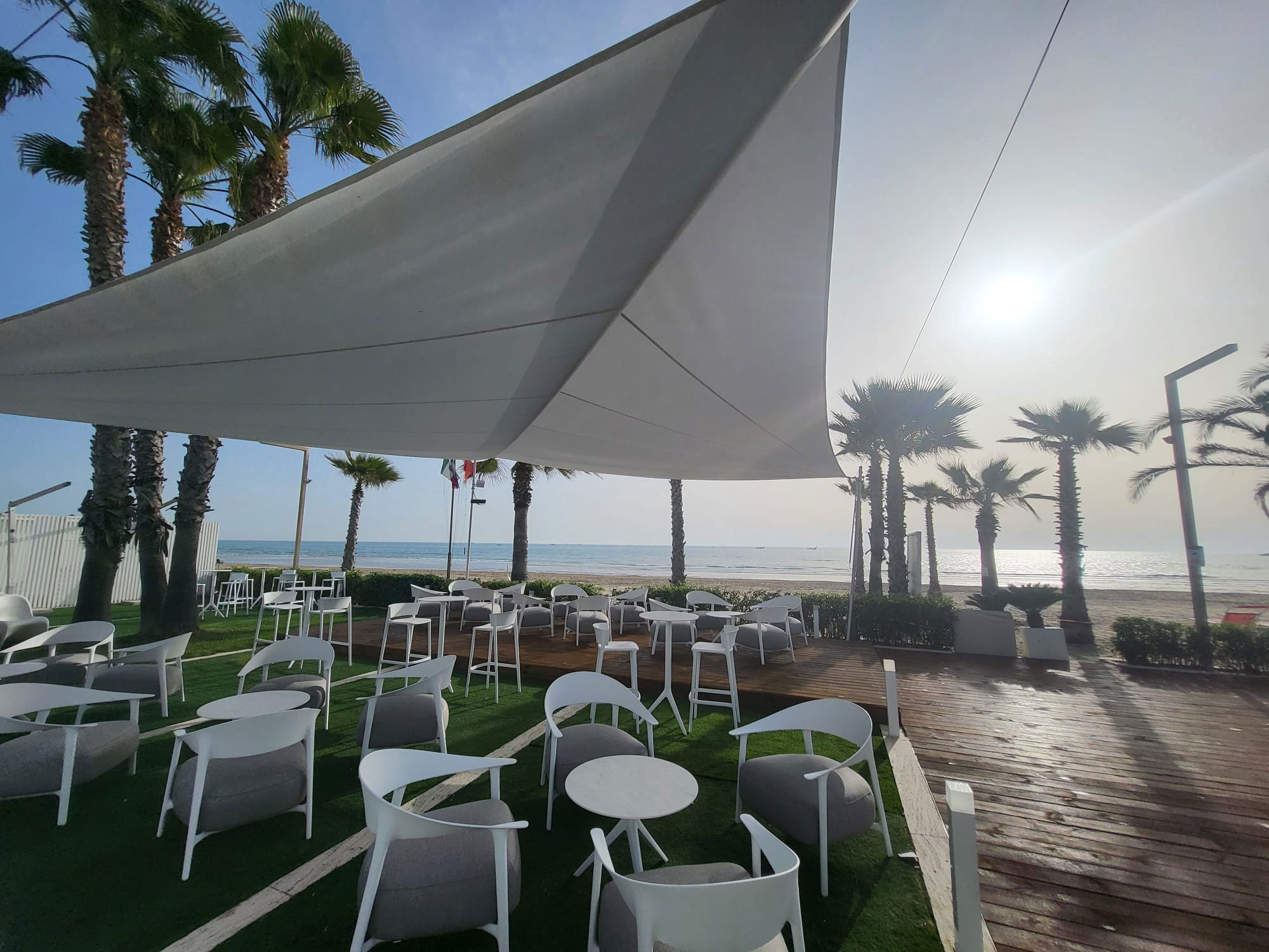 Drei SunSquare Segel schützen die Gastronomie-Terrasse des Sabya Beach Fischrestaurants.