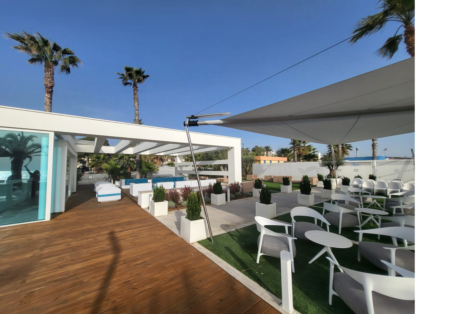 Drei SunSquare Segel schützen die Gastronomie-Terrasse des Sabya Beach Fischrestaurants.