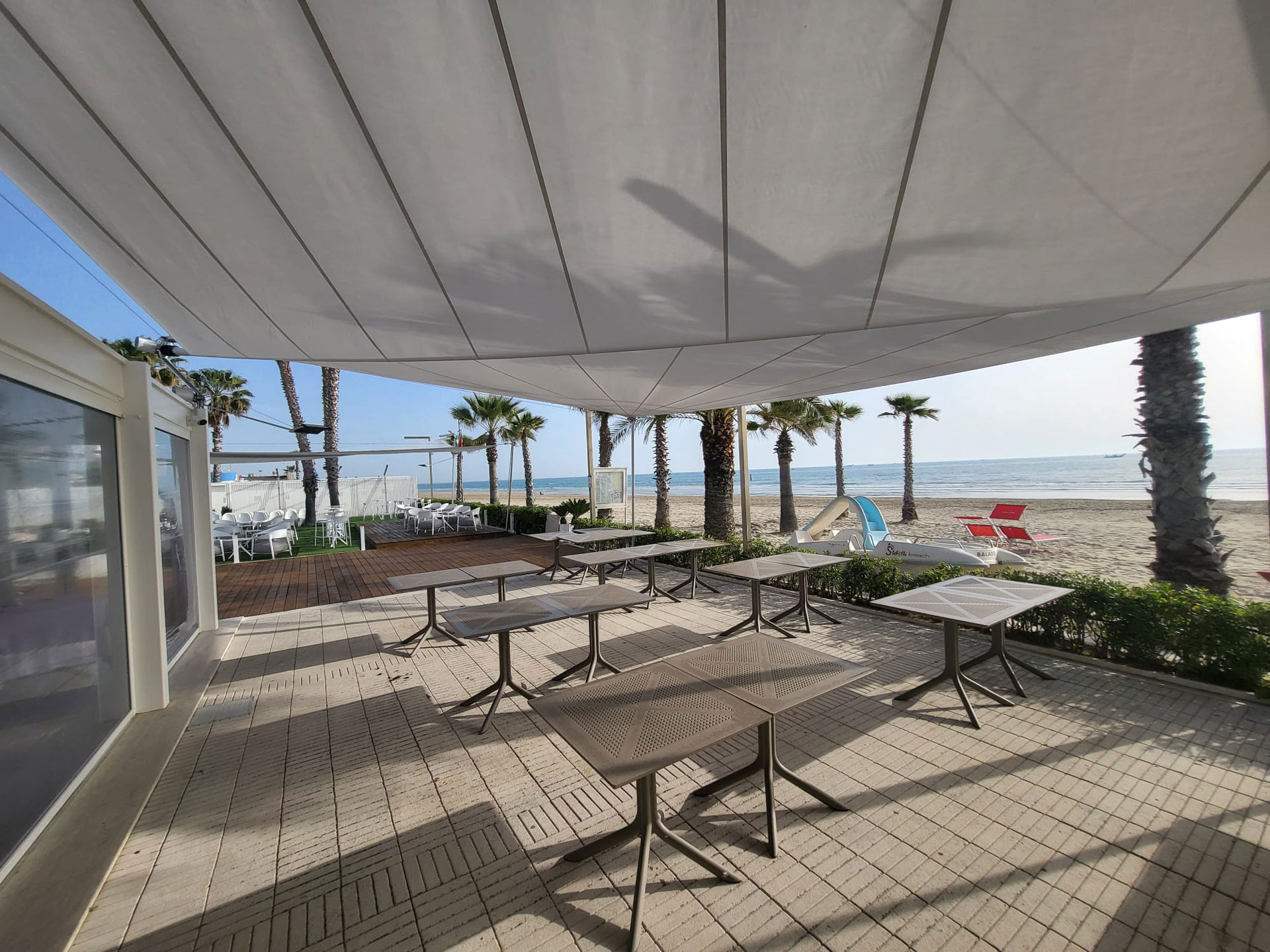 Drei SunSquare Segel schützen die Gastronomie-Terrasse des Sabya Beach Fischrestaurants.