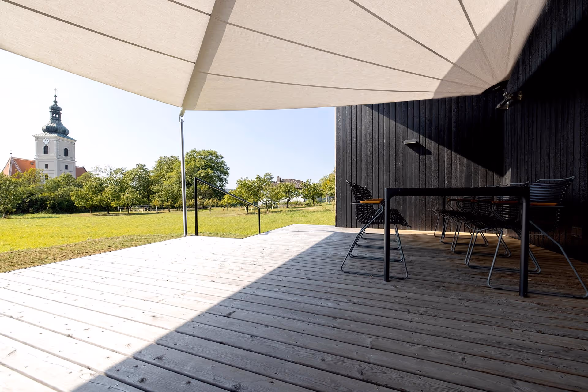 Der Blick auf die Kirche und in den Garten ist uneingeschränkt - nur vor Sonne und Regen ist man unter dem Segel geschützt.