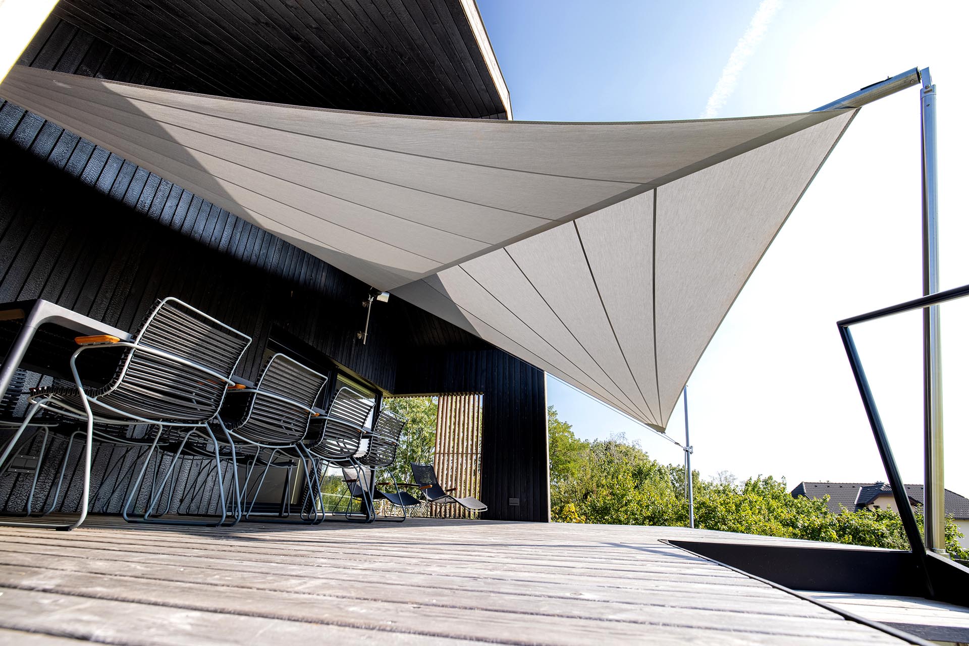 Maßgefertigte SunSquare-Anlage mit 30 m² Segelfläche und Sattler-Tuch 320-937