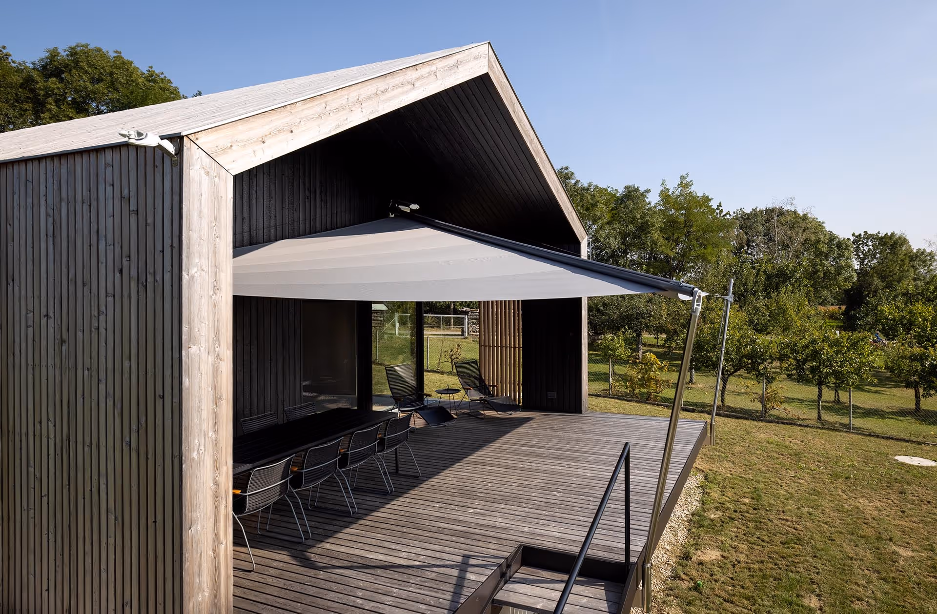 SunSquare-Segel schützt Terrasse vor Sonne und Regen mit flexiblem Höhenversteller