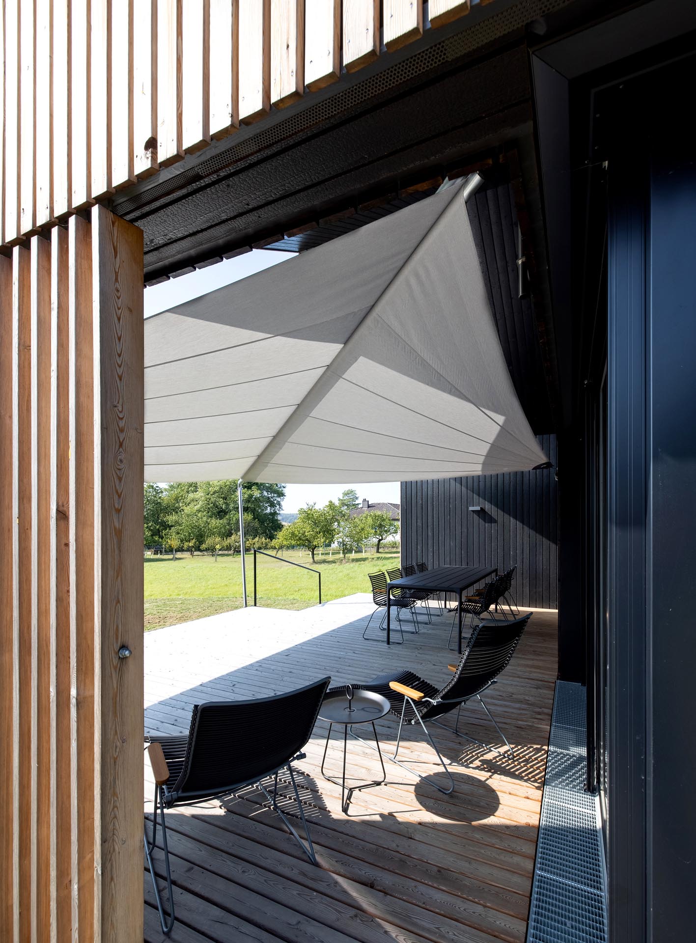 Der Blick auf die Kirche und in den Garten ist uneingeschränkt - nur vor Sonne und Regen ist man unter dem Segel geschützt.