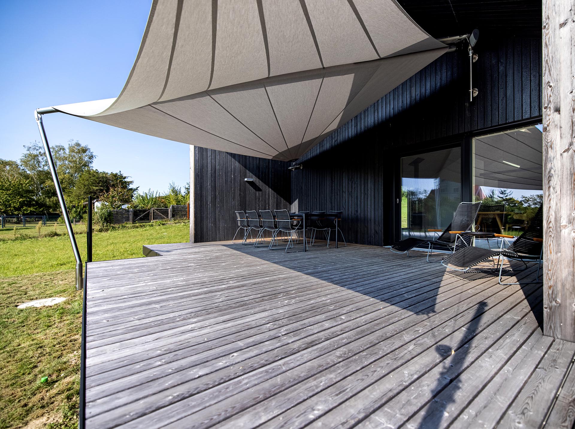 Der Blick auf die Kirche und in den Garten ist uneingeschränkt - nur vor Sonne und Regen ist man unter dem Segel geschützt.