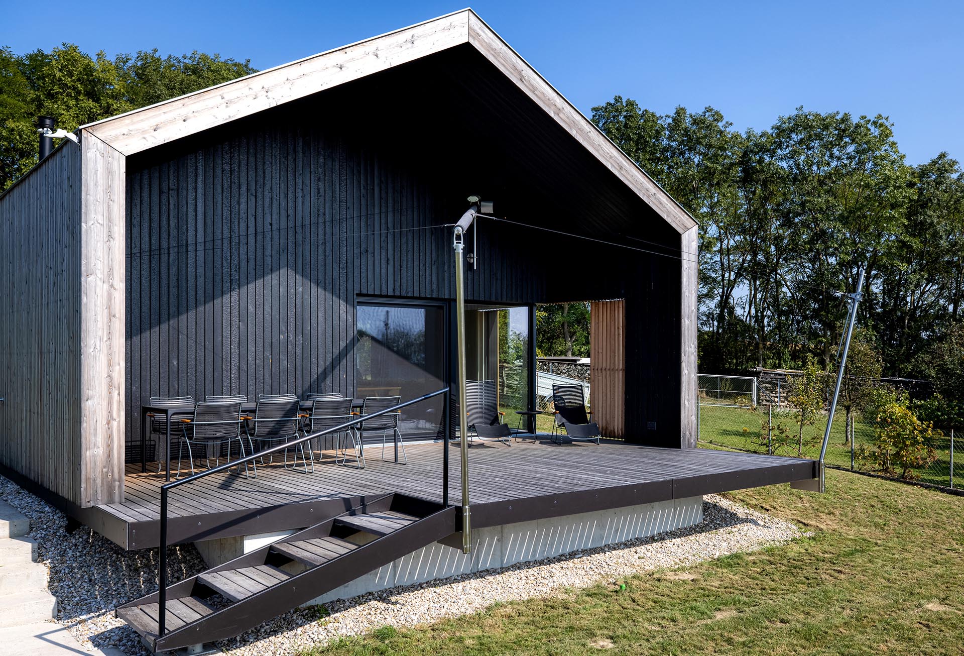 Die Anlage geschlossen - sutfenlose Verstellbarkeit des Segels ist möglich.