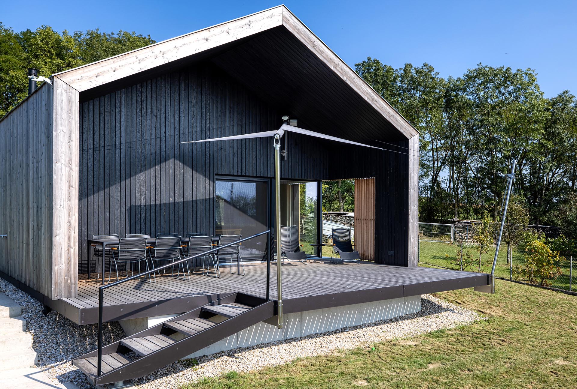 Die Anlage halb geschlossen - sutfenlose Verstellbarkeit des Segels ist möglich.